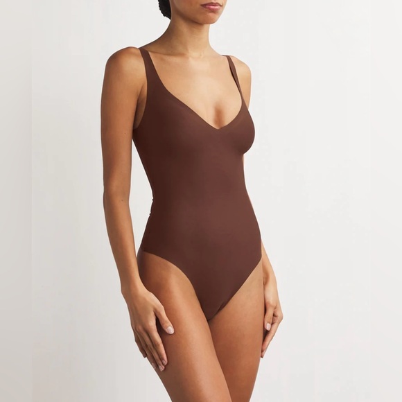 SKIMS Other - SKIMS BODY UNLINED PLUNGE
THONG BODYSUIT COCOA Brown V-Neck Bodysuit XS New